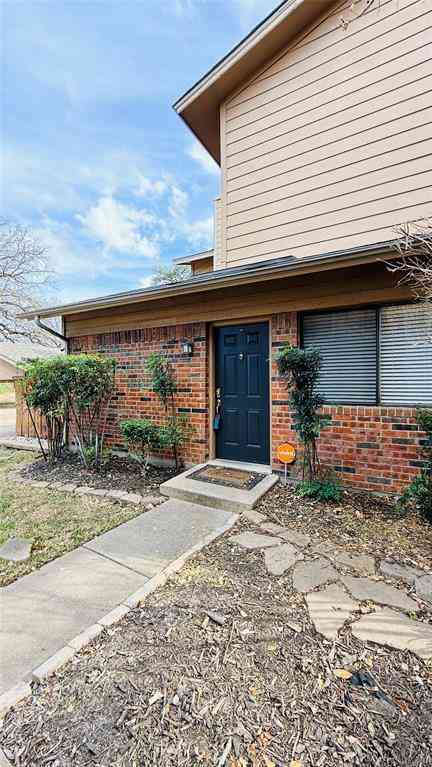 Townhouse For Sale - 5761 Cedar Creek Drive<br/> Tarrant County, Benbrook, TX 76109