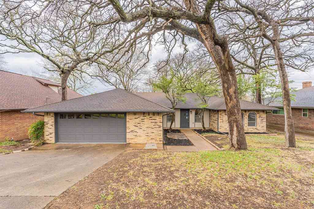 Apartment For Sale - 2105 Castle Oaks Drive<br/> Arlington, TX 76012