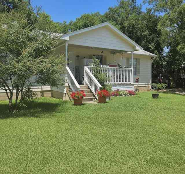 Homes For Sale - 410 W 11th Street<br/> Fannin County, Bonham, TX 75418