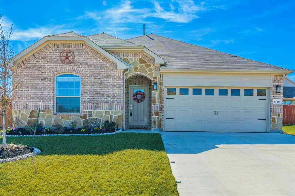 Homes For Sale - 1240 Almond Road<br/> Azle, TX 76020