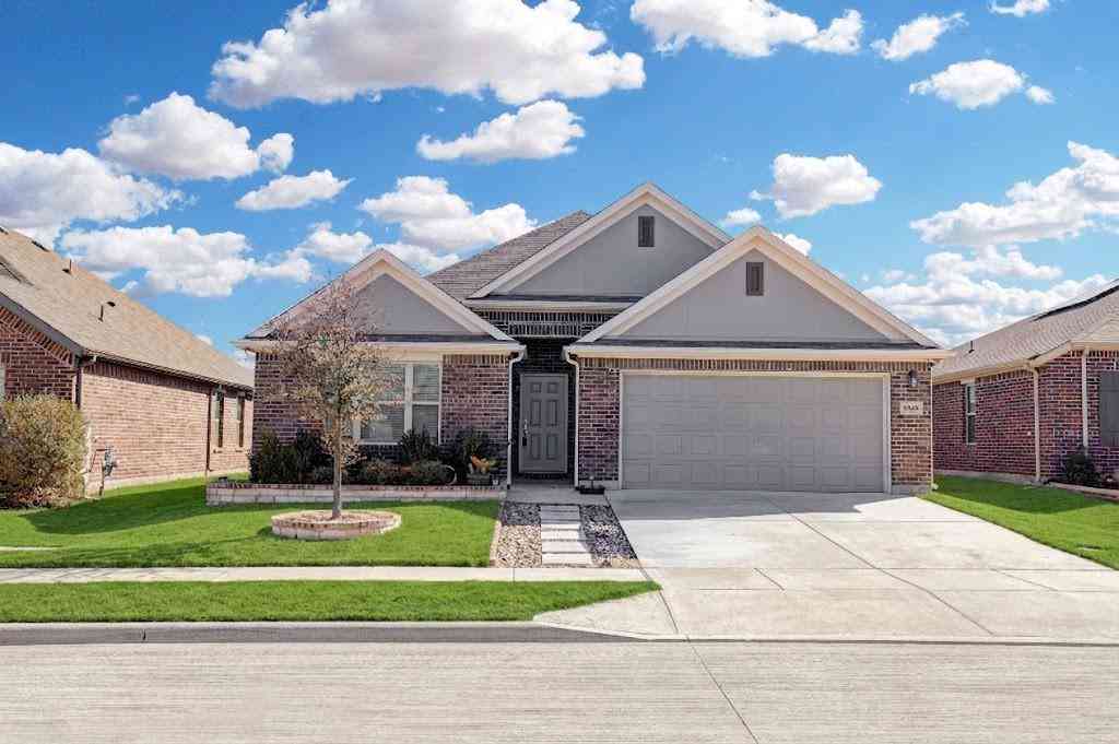Homes For Sale - 8948 Bronze Meadow Drive<br/> Fort Worth, TX 76131