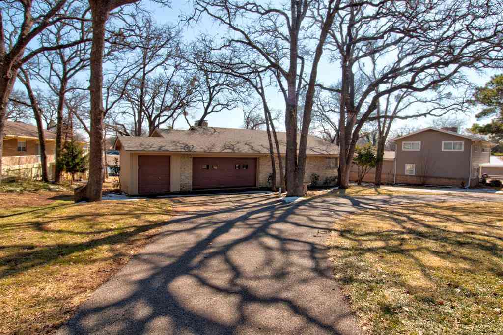 Homes For Sale - 207 Kiowa Drive W<br/> Cooke County, Lake Kiowa, TX 76240