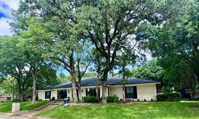 Homes For Sale - 501 N Havenwood Lane<br/> Fort Worth, TX 76112