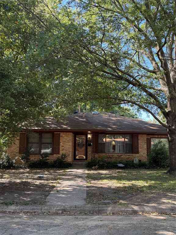 Homes For Sale - 509 N Chestnut Street<br/> Cooke County, Gainesville, TX 76240