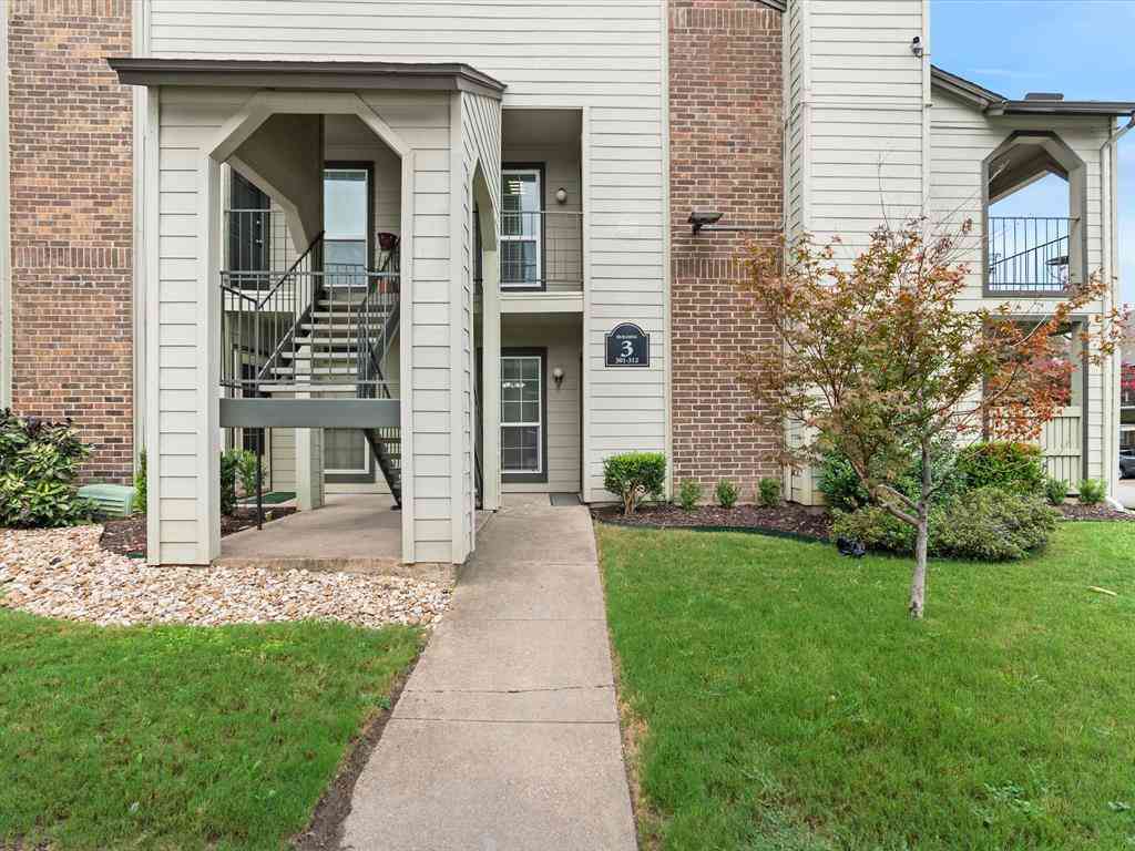 Condo For Sale - 5981 Arapaho Road #303<br/> Dallas, TX 75248