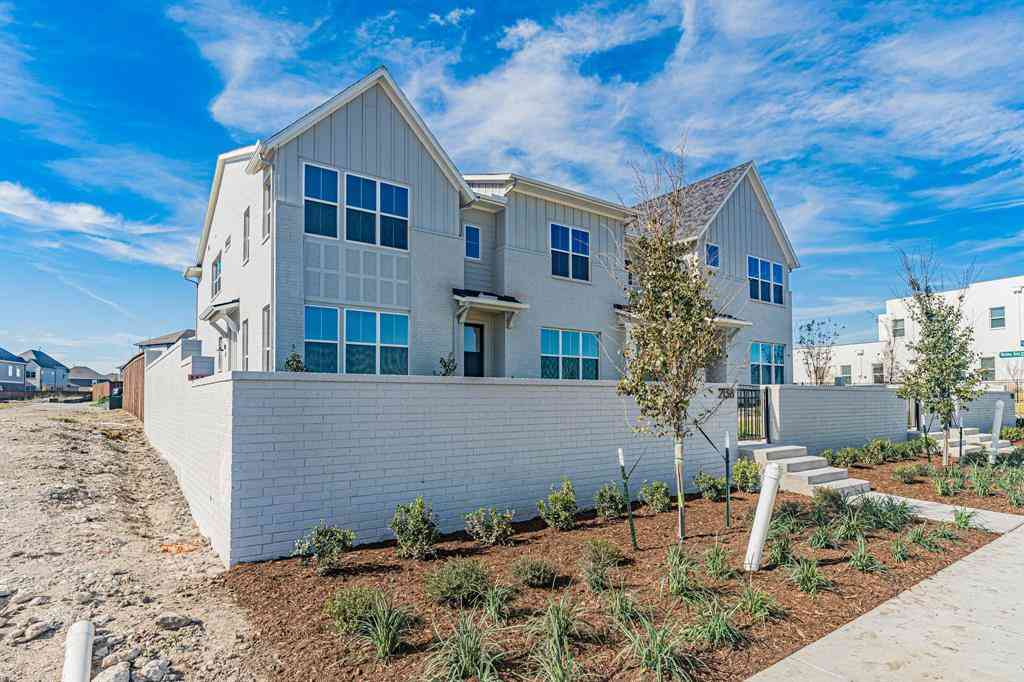 Townhouse For Sale - 2136 Village Walk Place<br/> Aledo, TX 76008