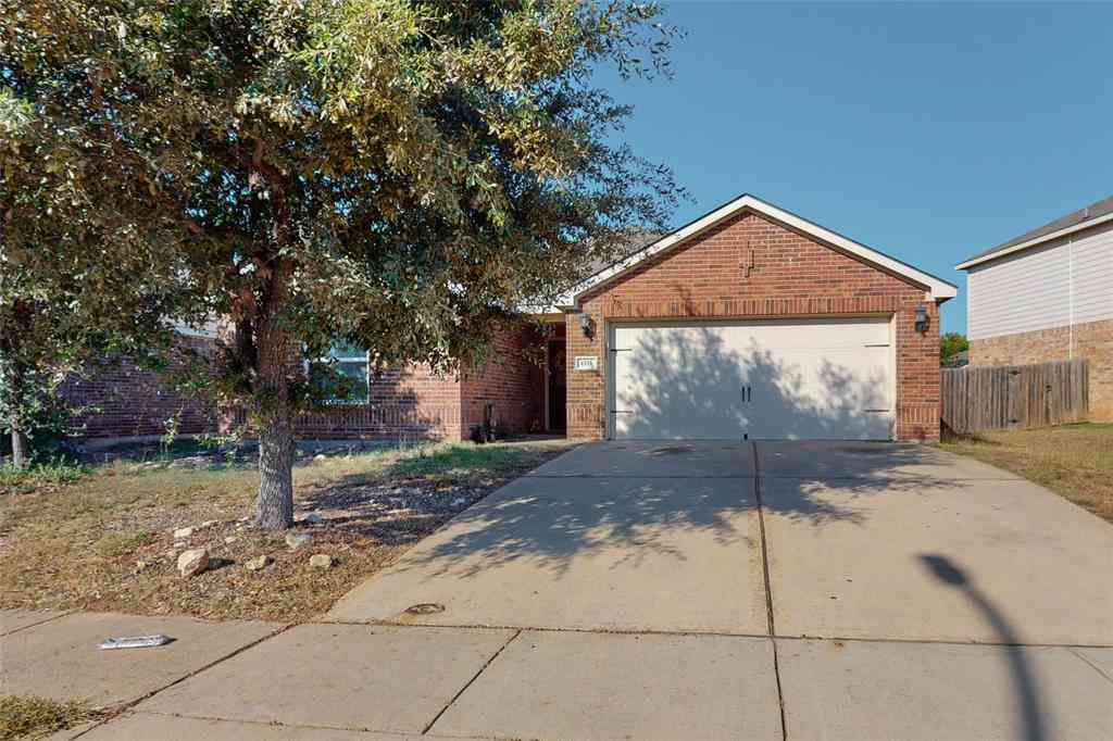 Homes For Sale - 6133 Chalk Hollow Drive<br/> Tarrant County, Fort Worth, TX 76179