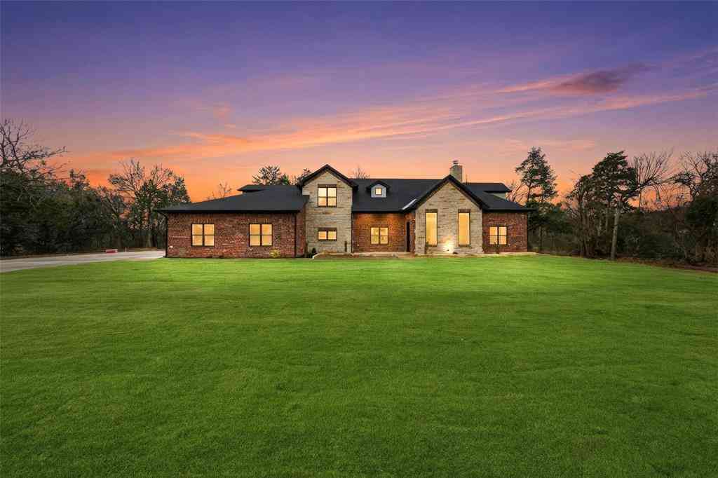Homes For Sale - 326 Willow Creek Lane<br/> Ovilla, TX 75154