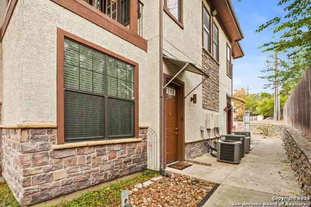 Townhouse For Sale - 7342 Oak Manor #6202<br/> San Antonio, TX 78229