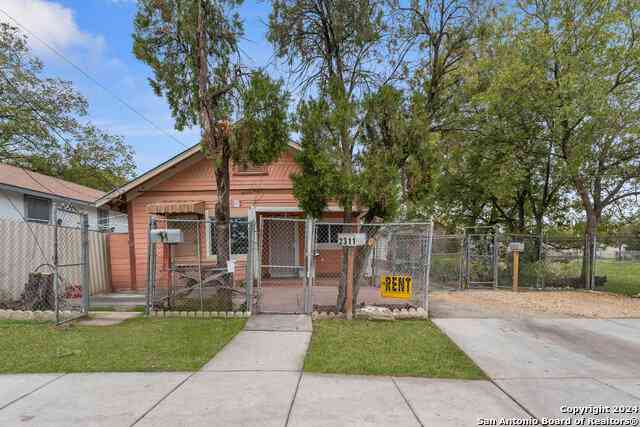 Multifamily For Sale - 2311 El Paso St<br/> San Antonio, TX 78207