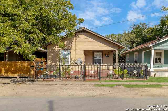 Homes For Sale - 806 N Brazos St<br/> San Antonio, TX 78207