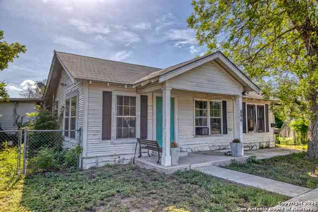 Homes For Sale - 806 S Park St<br/> Uvalde, TX 78801