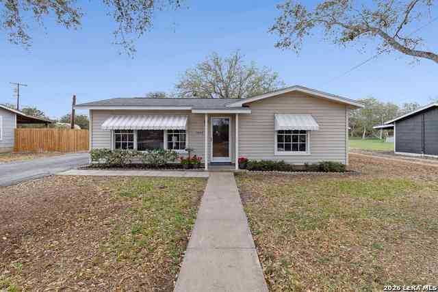 Homes For Sale - 1411 E Corpus Christi St<br/> Beeville, TX 78102