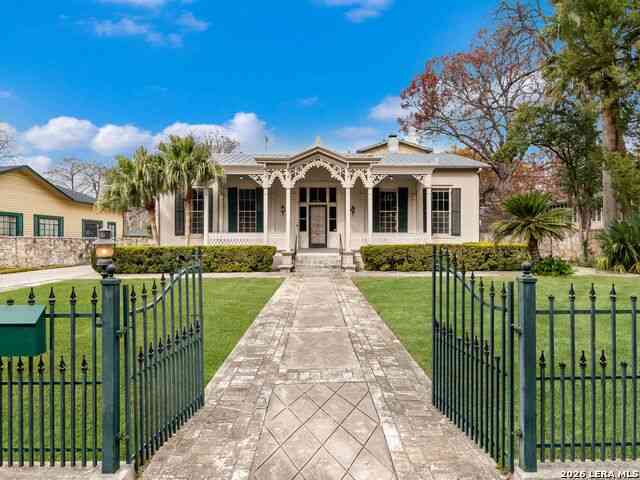 Homes For Sale - 231 Washington<br/> San Antonio, TX 78204