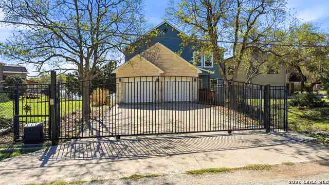 Homes For Sale - 956 Lakebreeze Dr<br/> Canyon Lake, TX 78133