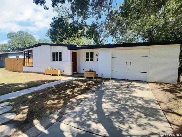 Homes For Sale - 338 Brettonwood<br/> San Antonio, TX 78218
