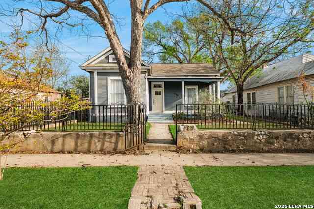 Homes For Sale - 419 E Woodlawn<br/> San Antonio, TX 78212
