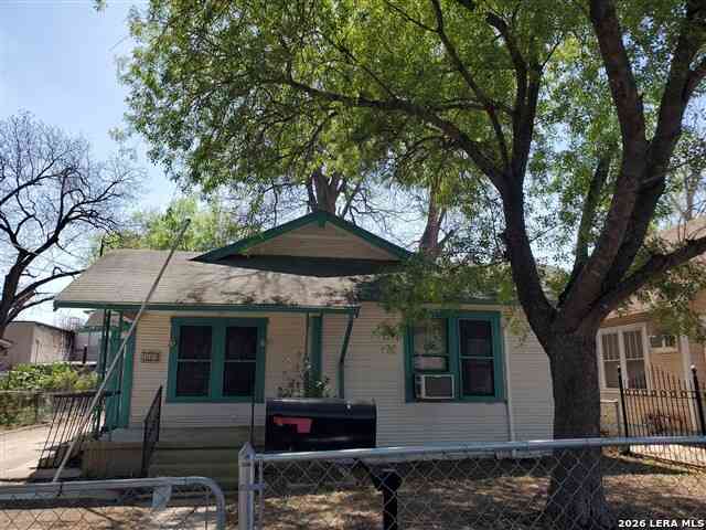 Homes For Sale - 114 Thompson Place<br/> San Antonio, TX 78225