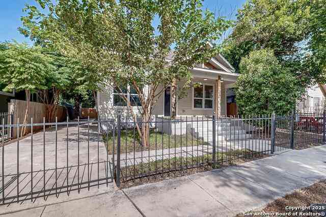 Homes For Sale - 305 N Spruce<br/> San Antonio, TX 78203