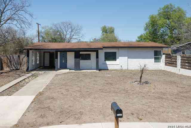 Homes For Sale - 111 Ashford<br/> San Antonio, TX 78227