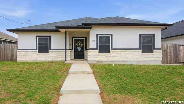 Homes For Sale - 728 Crestview<br/> Wilson County, Floresville, TX 78114