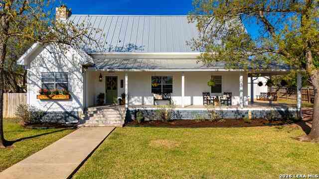 Homes For Sale - 704 N Creek Rd<br/> Comfort, TX 78013