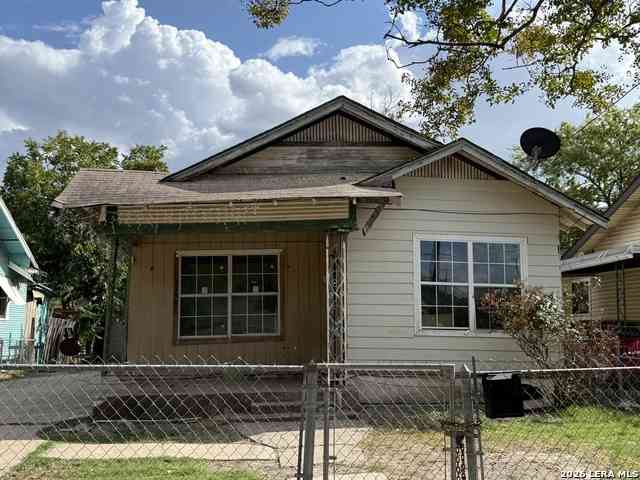 Homes For Sale - 3134 W Travis St<br/> San Antonio, TX 78207