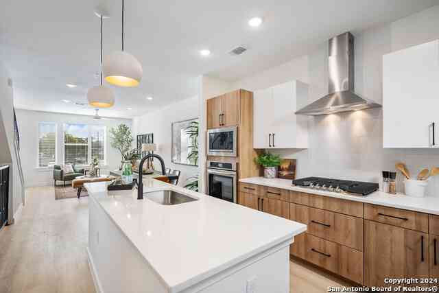 Townhouse For Sale - 719 E Locust St #3106<br/> San Antonio, TX 78212