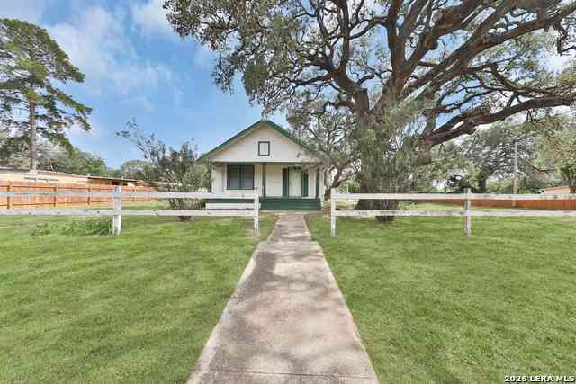 Homes For Sale - 804 Commerce St<br/> Pleasanton, TX 78064