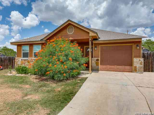 Homes For Sale - 529 Indian Crossing<br/> Jourdanton, TX 78026