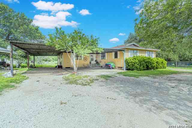 Homes For Sale - 10805 Hollowell Rd<br/> Atascosa, TX 78002