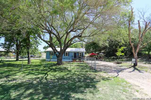 Homes For Sale - 124 Cove Dr<br/> Pipe Creek, TX 78063
