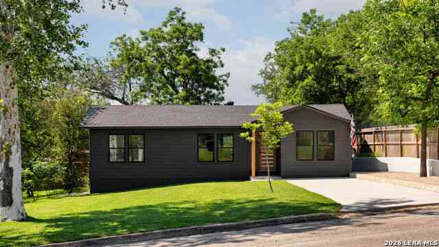 Homes For Sale - 337 W Merriweather St<br/> New Braunfels, TX 78130