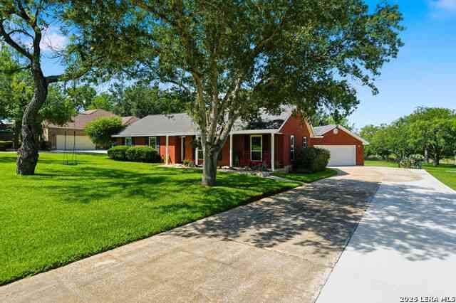 Homes For Sale - 103 Oaklawn<br/> Wilson County, Floresville, TX 78114