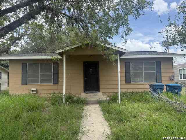 Homes For Sale - 1025 Bowen St<br/> Pleasanton, TX 78064