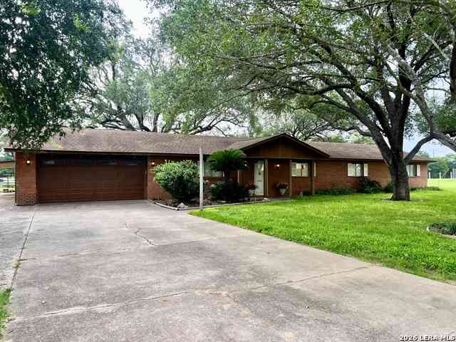 Homes For Sale - 902 Oakridge Dr<br/> Pleasanton, TX 78064