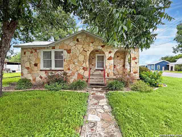 Homes For Sale - 1195 W Coll St<br/> New Braunfels, TX 78130