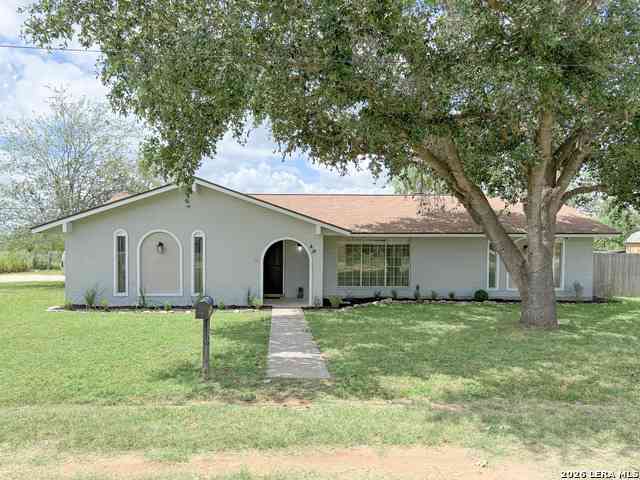 Homes For Sale - 401 Bluebonnet Ave<br/> Medina County, Devine, TX 78016