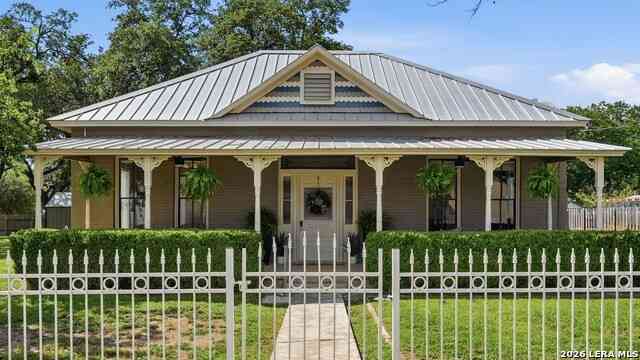Homes For Sale - 431 E Commerce St<br/> New Braunfels, TX 78130