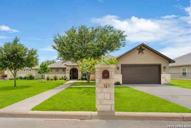 Homes For Sale - 121 Fairway Dr<br/> Floresville, TX 78114