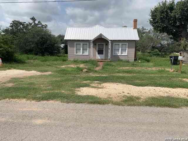 Homes For Sale - 502 Bowman Ave<br/> Medina County, Devine, TX 78016
