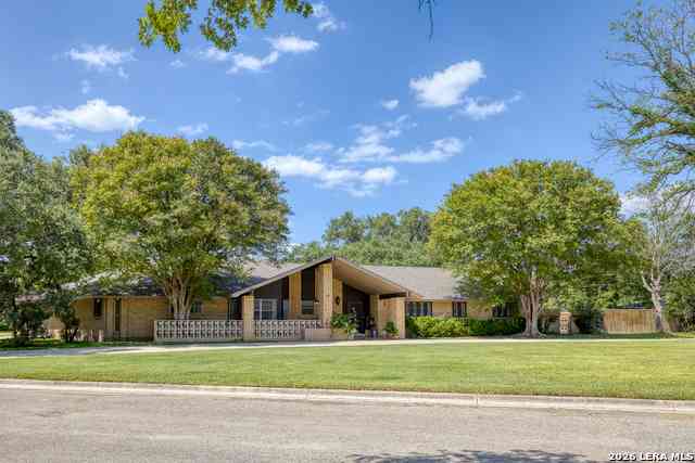 Homes For Sale - 1 El Norte Cir<br/> Uvalde, TX 78801