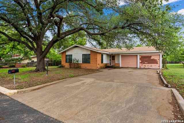 Homes For Sale - 131 W Lower Crabapple Rd<br/> Gillespie County, Fredericksburg, TX 78624