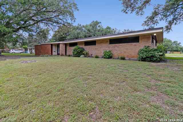 Homes For Sale - 911 E Inez St<br/> Bee County, Beeville, TX 78102
