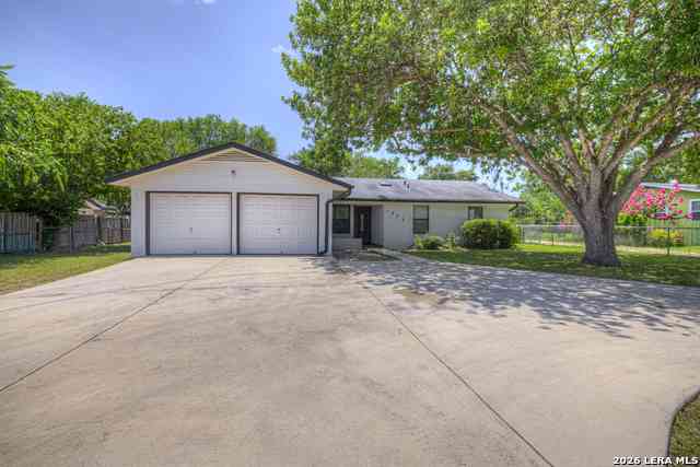 Homes For Sale - 1302 S Mesquite Ave<br/> New Braunfels, TX 78130