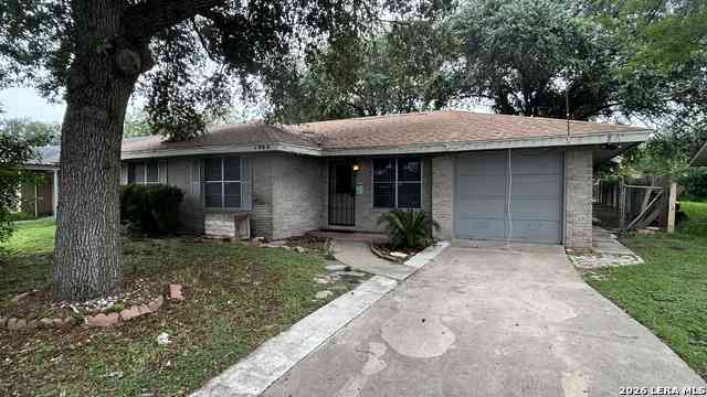 Homes For Sale - 1009 E Clare St<br/> Bee County, Beeville, TX 78102
