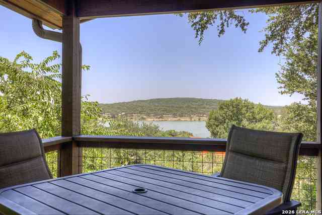 Homes For Sale - 1422 Oakridge Ln<br/> Canyon Lake, TX 78133