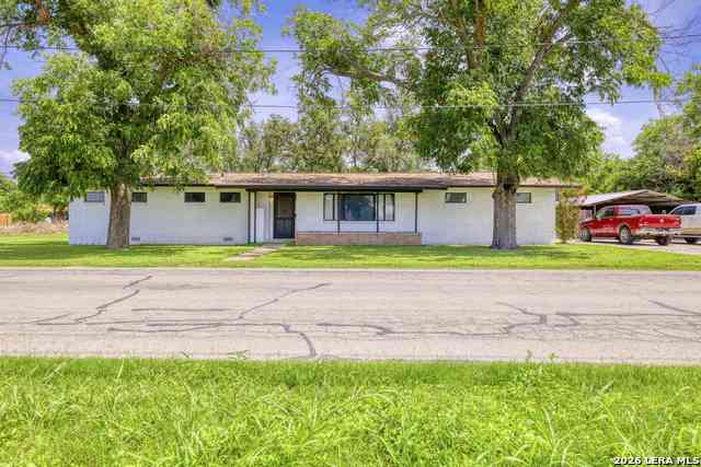 Homes For Sale - 1019 E Leona Rd<br/> Uvalde, TX 78801