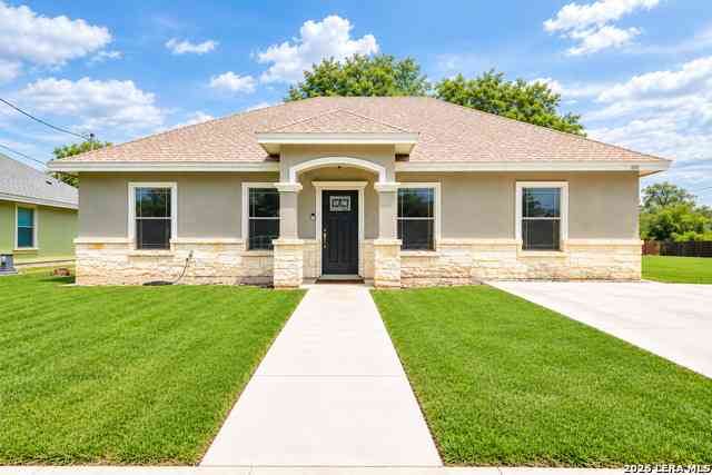 Homes For Sale - 110 Rio Grande St<br/> Uvalde, TX 78801