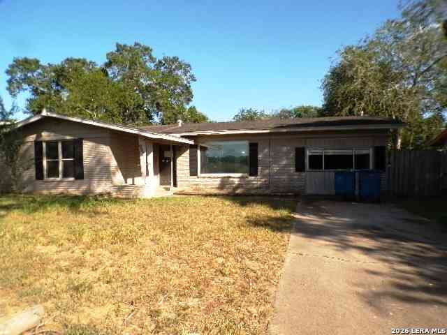 Homes For Sale - 902 E Crockett St<br/> Beeville, TX 78102